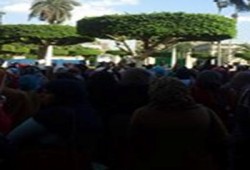 طلاب جامعة القاهرة يهتفون  أمام القبة