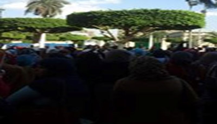 طلاب جامعة القاهرة يهتفون  أمام القبة