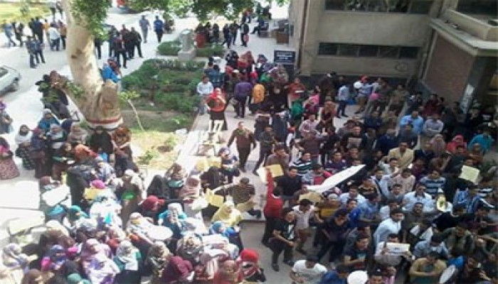 مظاهرة لطلاب جامعة سوهاج احتجاجًا على مصرع 14 من زملائهم