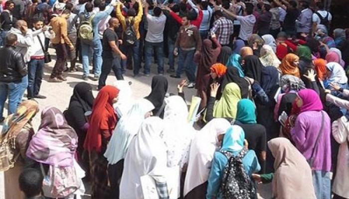 وصول مسيرة طلاب حلوان إلى كلية الشهيد أحمد ناصر