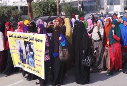 طالبات الفيوم يهتفن: "الدم المصري كله حرام.. والسيسى خاين وجبان"