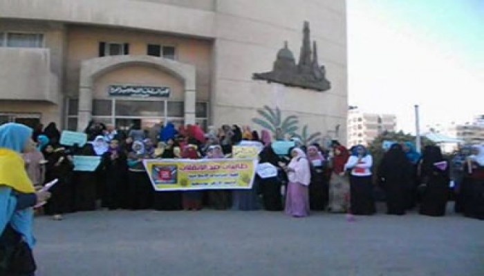 وقفة لطالبات أزهر دسوق تهتف بإقالة شيخ العسكر