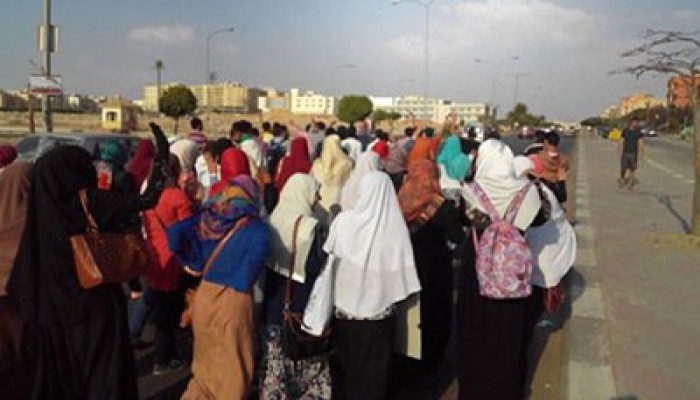 طلاب الجامعات الخاصة بأكتوبر يتظاهرون عند المحور المركزي