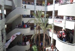 مسيرة لطالبات هندسة العاشر تتعهد باستعادة مكتسبات يناير