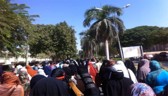 طلاب أسيوط يطردون "فالكون" خارج الجامعة ويواصلون انتفاضتهم