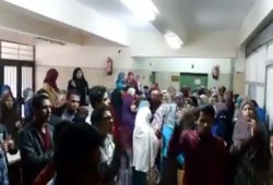وقفة لطالبات صيدلة بني سويف تندد باعتقال وقتل الطلاب