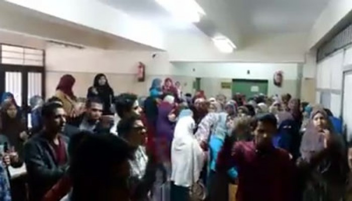 وقفة لطالبات صيدلة بني سويف تندد باعتقال وقتل الطلاب