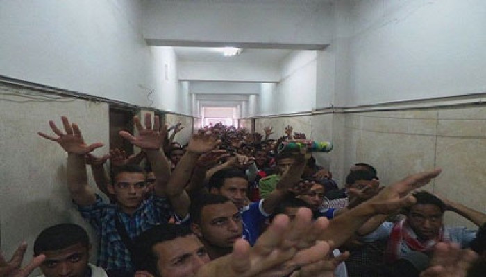 مسيرة طلابية بجامعة المنيا تهتف بالقصاص للشهداء
