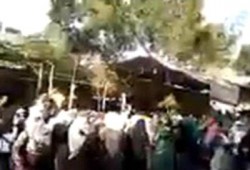 فعالية مفاجئة لطالبات الأزهر أمام منزل رئيس الجامعة