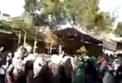فعالية مفاجئة لطالبات الأزهر أمام منزل رئيس الجامعة