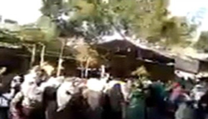 فعالية مفاجئة لطالبات الأزهر أمام منزل رئيس الجامعة