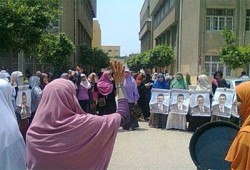طالبات الأزهر يهتفن في مسيرة حاشدة "حكم العسكر علي جثتنا"