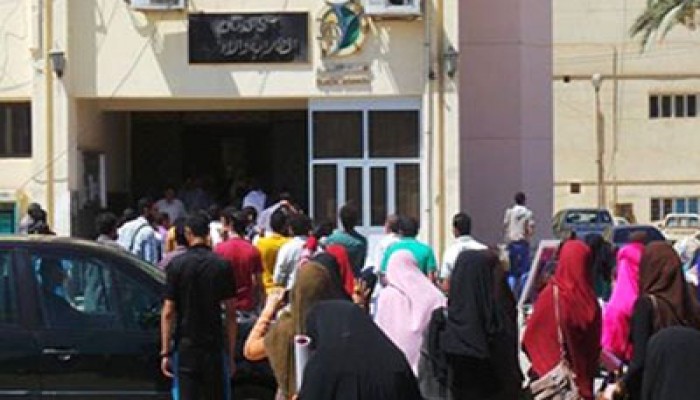 وقفة لطالبات جامعة الفيوم تهتف بالقصاص للشهداء