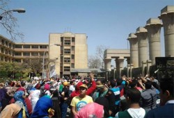 مسيرة بجامعة عين شمس تهتف بالحرية للطلاب تحديًا للانقلاب