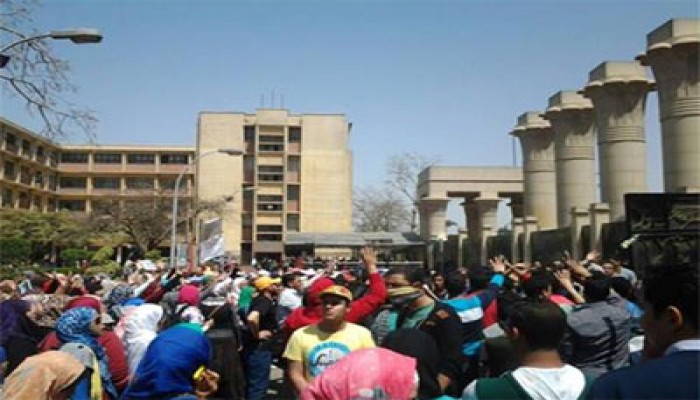 مسيرة بجامعة عين شمس تهتف بالحرية للطلاب تحديًا للانقلاب