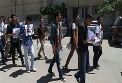 مظاهرة بآداب الفيوم تهتف بالقصاص للشهيد "عمر الشريف"