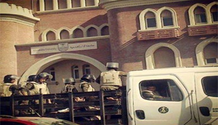 الانقلاب يقتحم جامعة الإسكندرية لاعتقال عدد من الطلاب الثوار