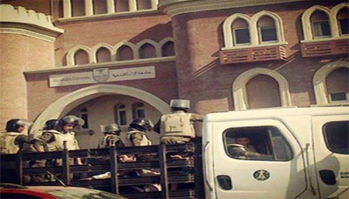 الانقلاب يقتحم جامعة الإسكندرية لاعتقال عدد من الطلاب الثوار