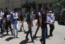 وقفة لطلاب علوم الفيوم تهتف بحرية زميلهم "حسين خميس"