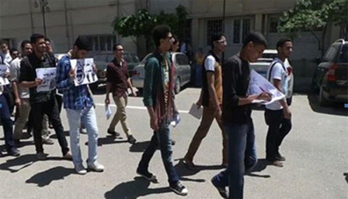 وقفة لطلاب علوم الفيوم تهتف بحرية زميلهم "حسين خميس"