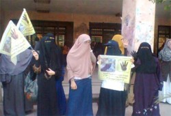 وقفة طالبات تجارة الأزهر للإفراج عن زميلتهن