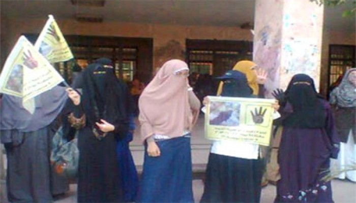 وقفة طالبات تجارة الأزهر للإفراج عن زميلتهن