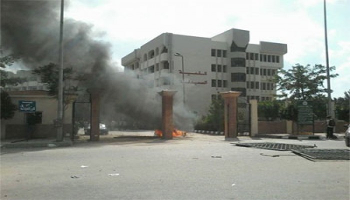 طلاب جامعة المنصورة يردون على الأمن بحرق بوابات "فالكون"