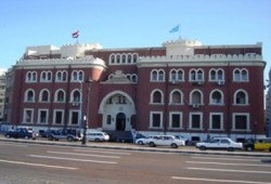 طالبات جامعة الإسكندرية يصبن بالإغماء بسبب تعنت "فالكون"