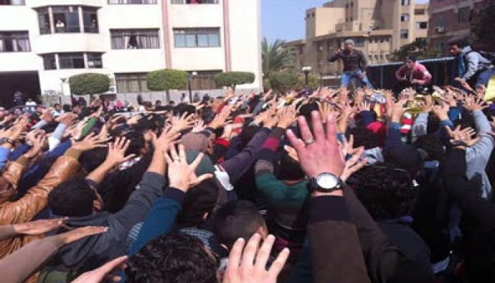 طلاب المنصورة ينتفضون تنديدًا بتصريحات رئيس الجامعة الانقلابي