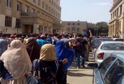 مسيرة مفاجئة للطلاب بجامعة القاهرة