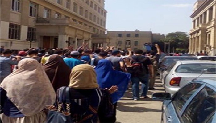 مسيرة مفاجئة للطلاب بجامعة القاهرة