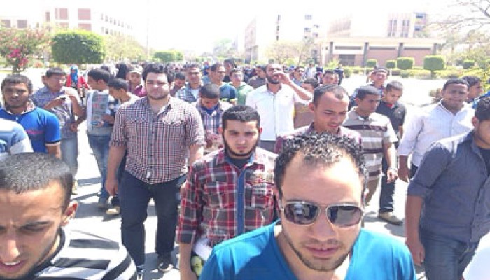 مسيرة طلابية بجامعة المنيا تهتف بالقصاص للشهداء