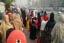 طوابير التفتيش على بوابات الأزهر تثير غضب الطالبات