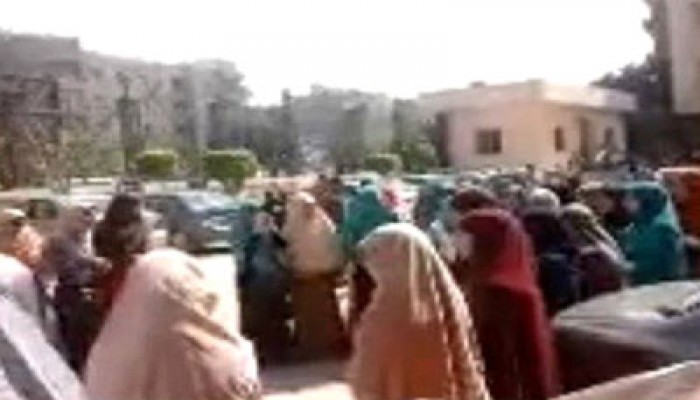 طالبات المنوفية يواصلن التظاهربمجمع الكليات بشبين الكوم