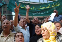 أصحاب المعاشات يهتفون: الفساد هو الإرهاب