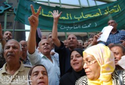 أصحاب المعاشات يهتفون: الفساد هو الإرهاب