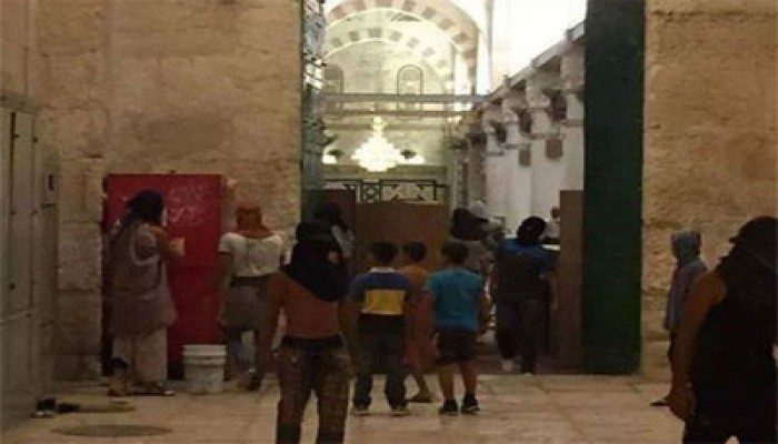 مغتصبون صهاينة يقتحمون المسجد الأقصى