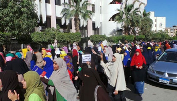 مسيرة حاشدة لطلاب جامعة الفيوم تهتف بالقصاص للشهداء