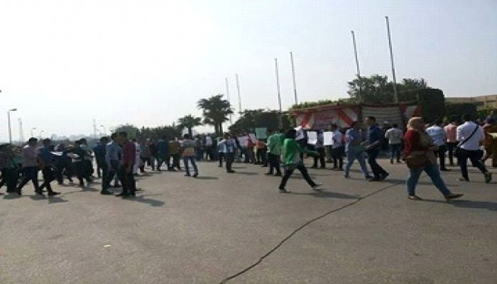 سلسلة بشرية لطلاب حلوان في أول يوم دراسي