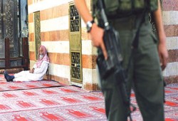 الصهاينة يمنعون المصلين من دخول المسجد الإبراهيمي الأسبوع المقبل