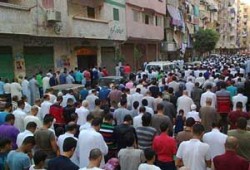 أهالي المنتزه يؤدون صلاة العيد في ساحة التحالف تحديًا للانقلاب