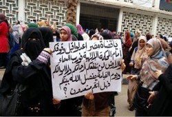 سلسلة بشرية لطالبات المنصورية بالجيزة تهتف بإسقاط الانقلاب