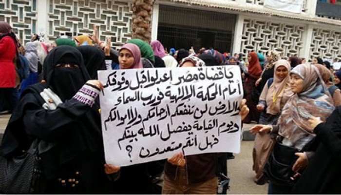 سلسلة بشرية لطالبات المنصورية بالجيزة تهتف بإسقاط الانقلاب