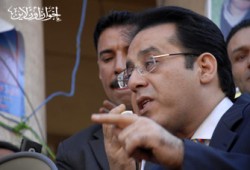 أيمن نور يستنكر مهزلة محاكمة المخلوع