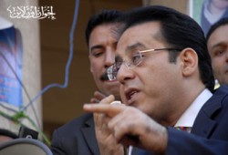 أيمن نور يستنكر مهزلة محاكمة المخلوع