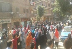 ثائرات عين شمس يهتفن :" الشعب يريد إعدام المخلوع "