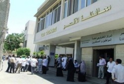 تواصل إضراب عاملي مستشفى الأقصر العام عن الطعام