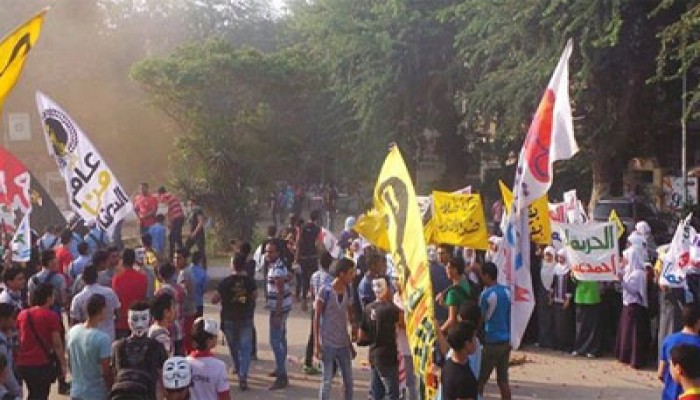 بالصور.. وقفة صباحية لطلاب المعادي رفضًا للانقلاب