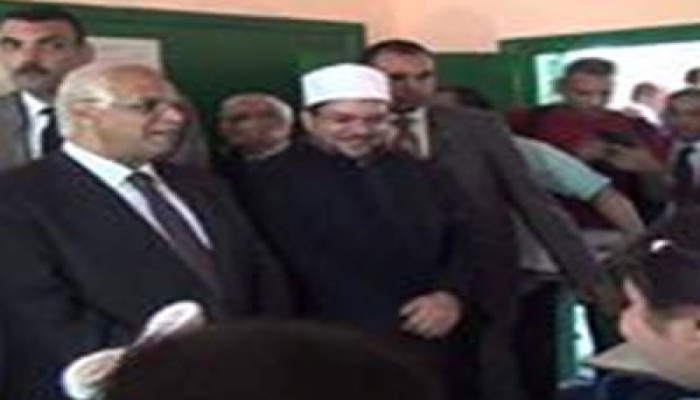فيديو.. محافظ القاهرة الانقلابي لتلميذ: ولع النور.. والطالب: قاطع