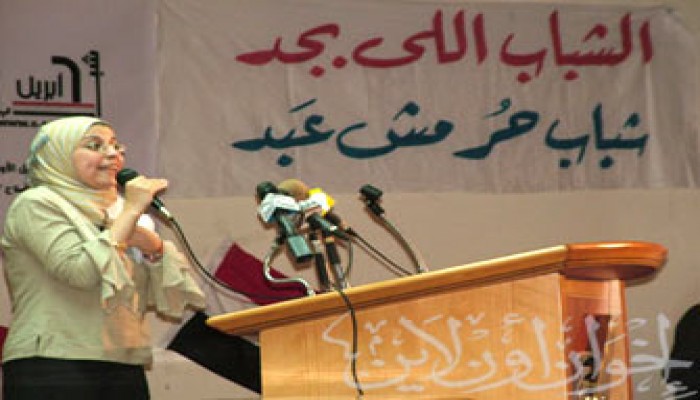 إسراء عبد الفتاح تدلي بأقوالها في بلاغ ضد أحمد موسى